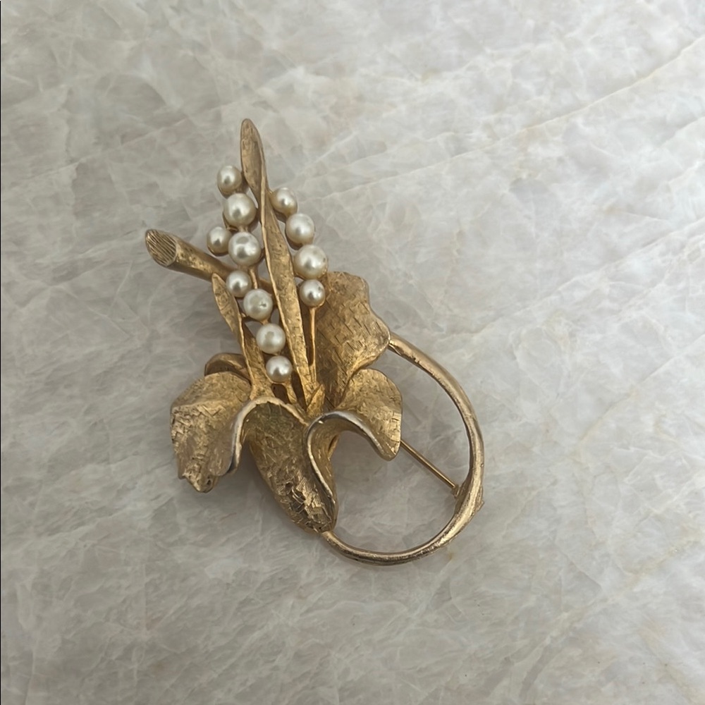 Elegant Gold Floral Brooch with Pearls signed Goldette